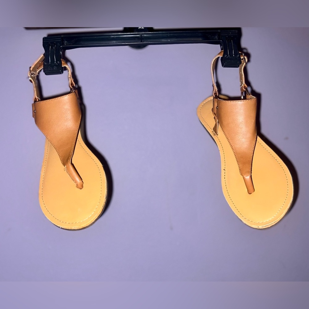 NWT Triangle Top Strappy Sandals